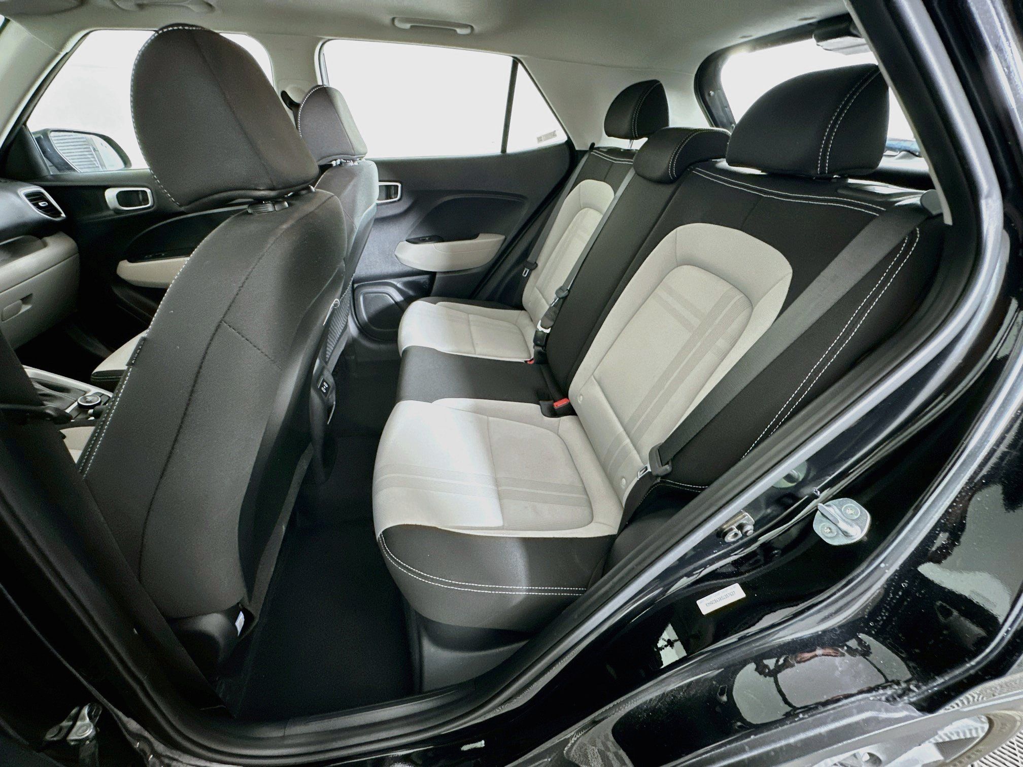 Used 2025 Hyundai Venue SEL FWD image 25