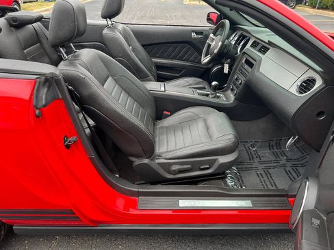 Used 2011 Ford Mustang Premium w/ 202A Rapid Spec Order Code RWD image 31