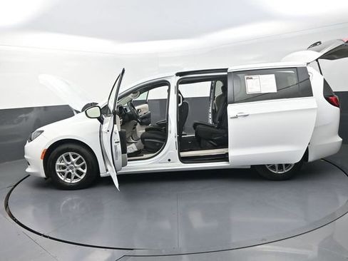 Used 2023 Chrysler Voyager LX FWD image 31