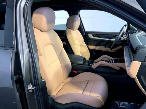 Used 2025 Porsche Cayenne image 18