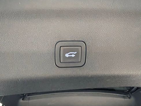 Used 2025 GMC Yukon XL Denali image 13