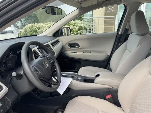 Used 2017 Honda HR-V LX image 2