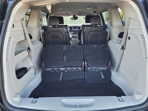 Used 2023 Chrysler Pacifica Touring-L image 27