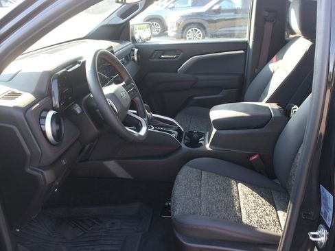 Used 2024 Chevrolet Colorado Z71 w/ Z71 Convenience Package 2 AWD/4WD image 14
