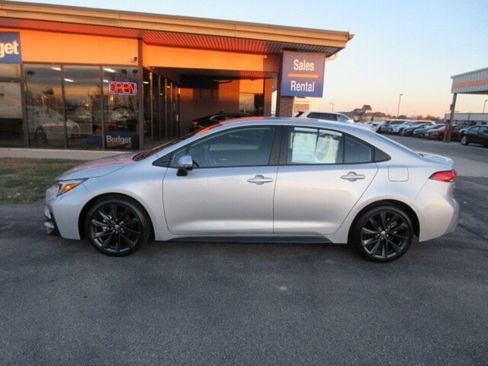 Used 2025 Toyota Corolla SE image 2