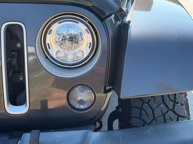 Used 2017 Jeep Wrangler Unlimited Sahara w/ Connectivity Group AWD/4WD image 10