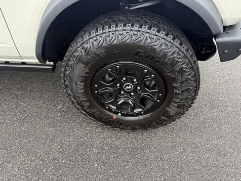 New 2025 Ford Bronco Badlands image 16