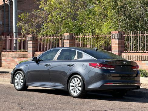 Used 2018 Kia Optima S FWD image 4