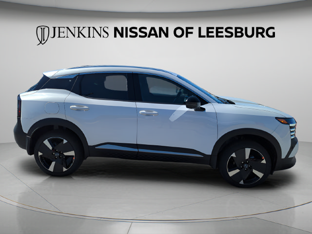 Used 2026 Nissan Kicks SR FWD image 2