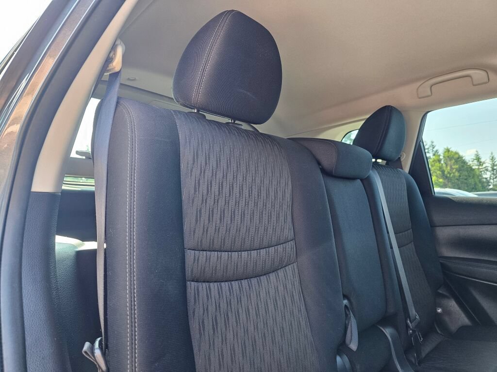 Used 2017 Nissan Rogue SV AWD/4WD image 13