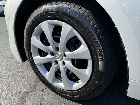 Used 2022 Toyota Corolla LE FWD image 12