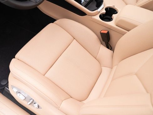 Certified 2026 Porsche Macan AWD/4WD image 16