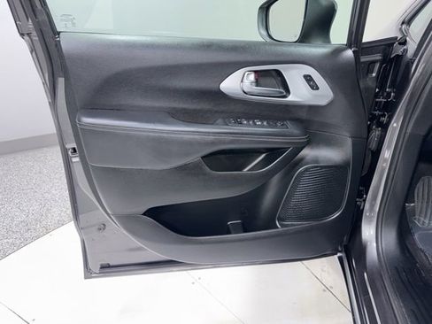 Used 2023 Chrysler Pacifica Touring-L w/ S Appearance Package image 11