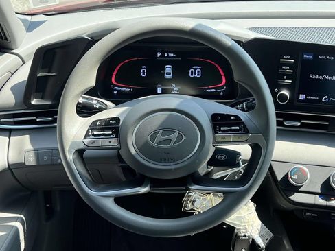 Used 2024 Hyundai Elantra SE FWD image 13