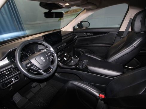 Used 2023 Lincoln Nautilus AWD w/ Premium Package image 2