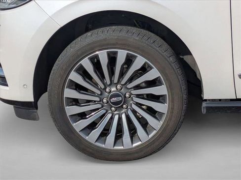 Used 2019 Lincoln Navigator Reserve image 9