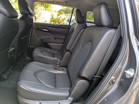 Used 2024 Toyota Highlander XLE FWD image 15