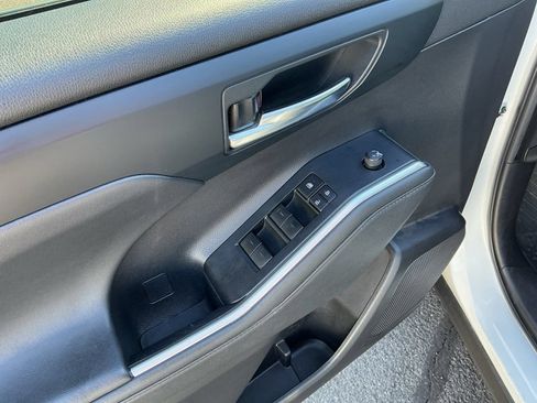 Used 2022 Toyota Highlander XLE AWD/4WD image 18