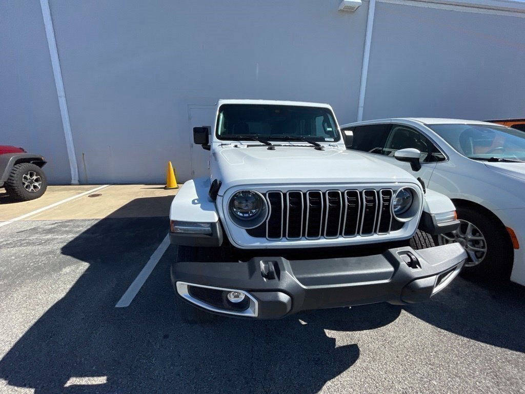 Used 2025 Jeep Wrangler Unlimited Sahara AWD/4WD image 4
