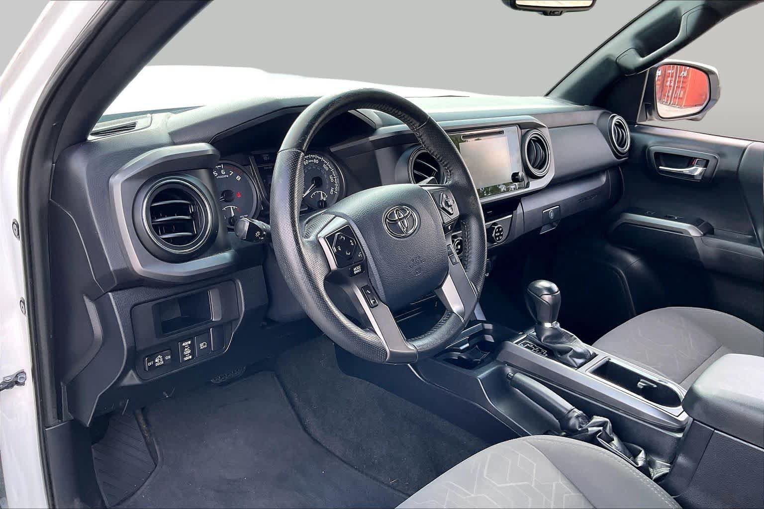 Used 2018 Toyota Tacoma TRD Sport w/ Technology Package RWD image 16