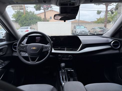 Used 2025 Chevrolet Trax LT FWD image 31