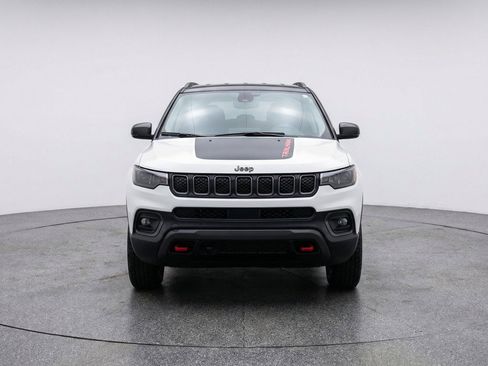 Used 2025 Jeep Compass Trailhawk AWD/4WD image 2