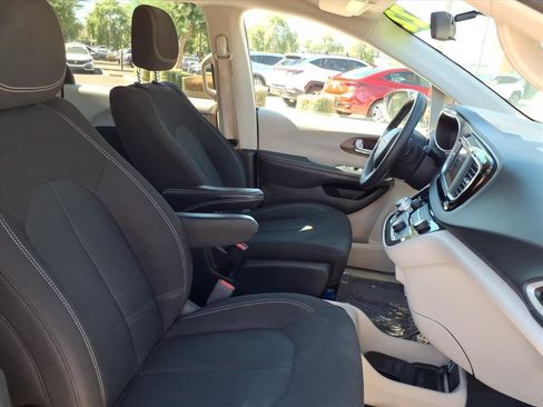 Used 2022 Chrysler Voyager LX image 12