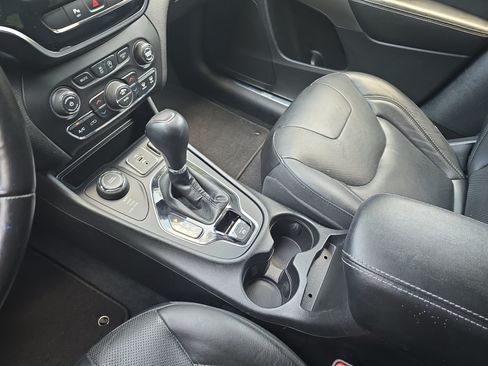 Used 2019 Jeep Cherokee Limited AWD/4WD image 26