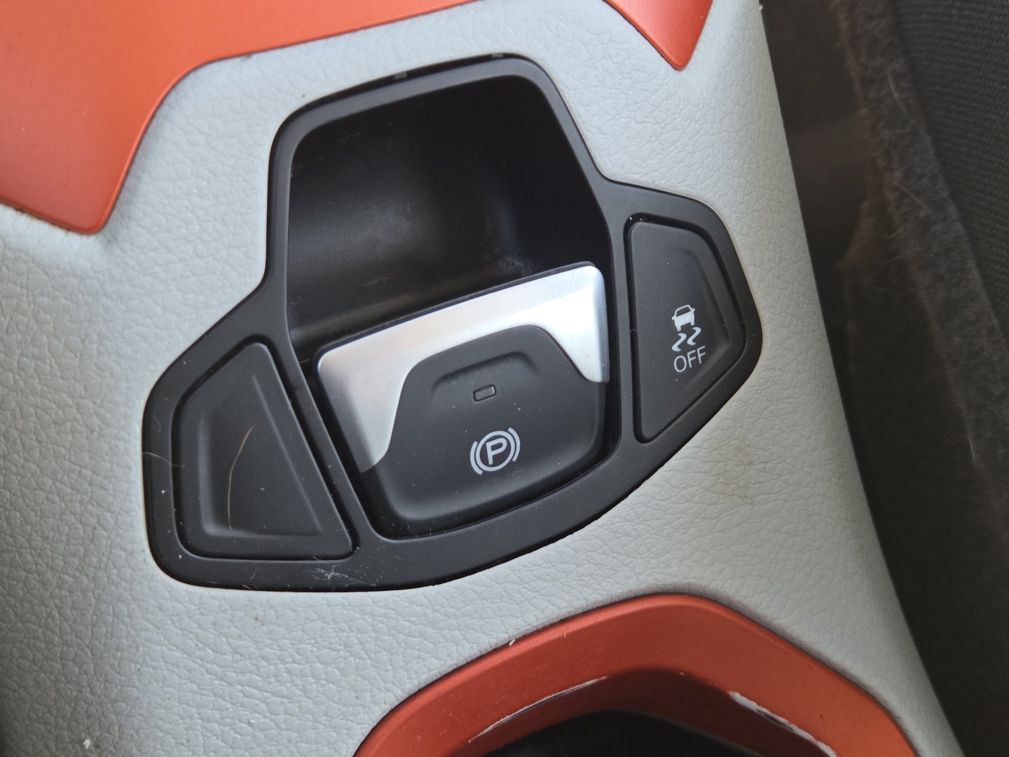 Used 2017 Jeep Renegade Latitude FWD image 6
