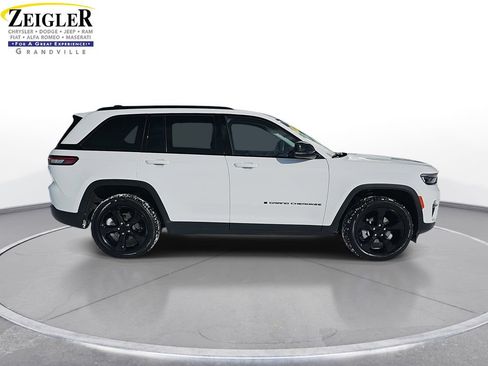 Used 2023 Jeep Grand Cherokee Limited w/ Black Appearance Package image 4