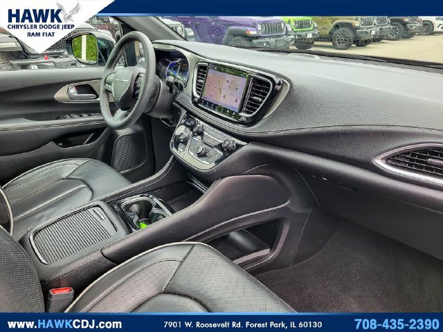 Certified 2024 Chrysler Pacifica Premium FWD image 33