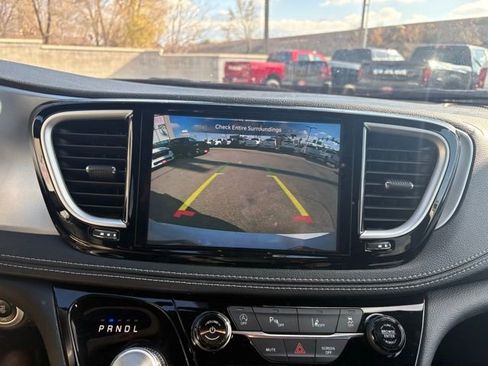 Certified 2023 Chrysler Pacifica Touring image 36
