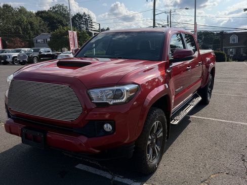 Used 2017 Toyota Tacoma TRD Sport w/ Premium & Technology Package AWD/4WD image 3