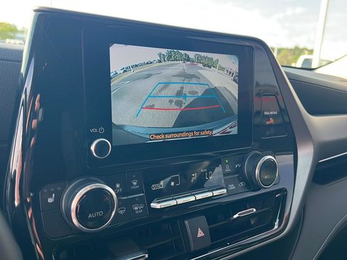 Certified 2024 Toyota Highlander XLE image 25
