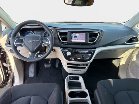 Used 2023 Chrysler Voyager LX FWD image 18