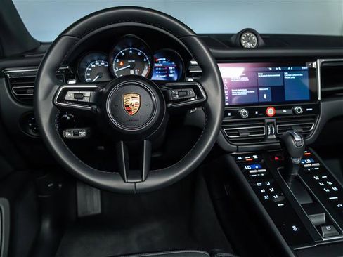 Certified 2025 Porsche Macan image 19