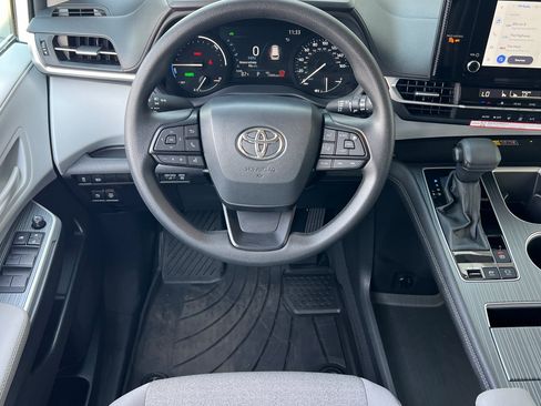 Certified 2026 Toyota Sienna LE FWD image 14