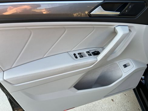 Certified 2022 Volkswagen Tiguan SE R-Line image 12