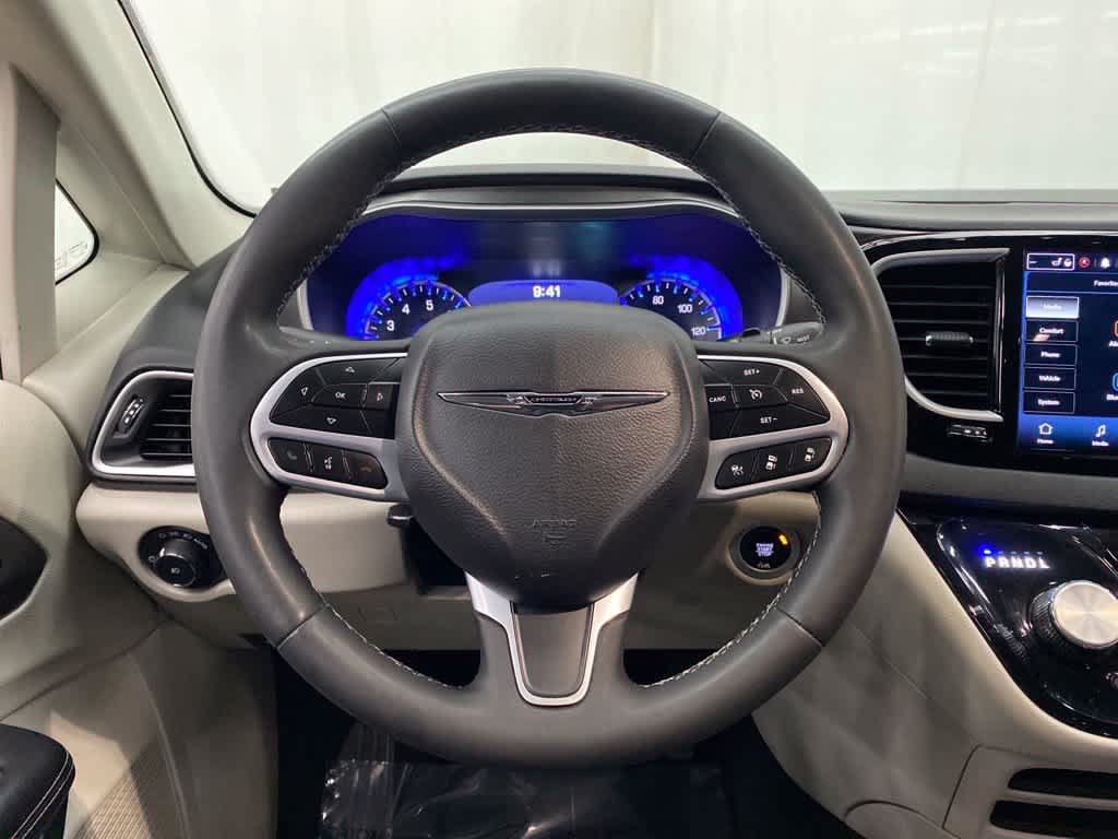 Used 2023 Chrysler Pacifica Touring-L FWD image 19