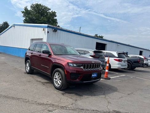 Used 2024 Jeep Grand Cherokee Laredo X w/ Luxury Tech Group I AWD/4WD image 2