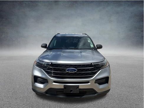 Used 2021 Ford Explorer XLT RWD image 2