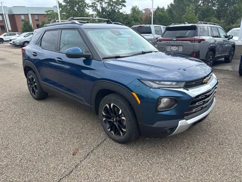 Used 2021 Chevrolet TrailBlazer LT w/ Premium Seating Package FWD image 2
