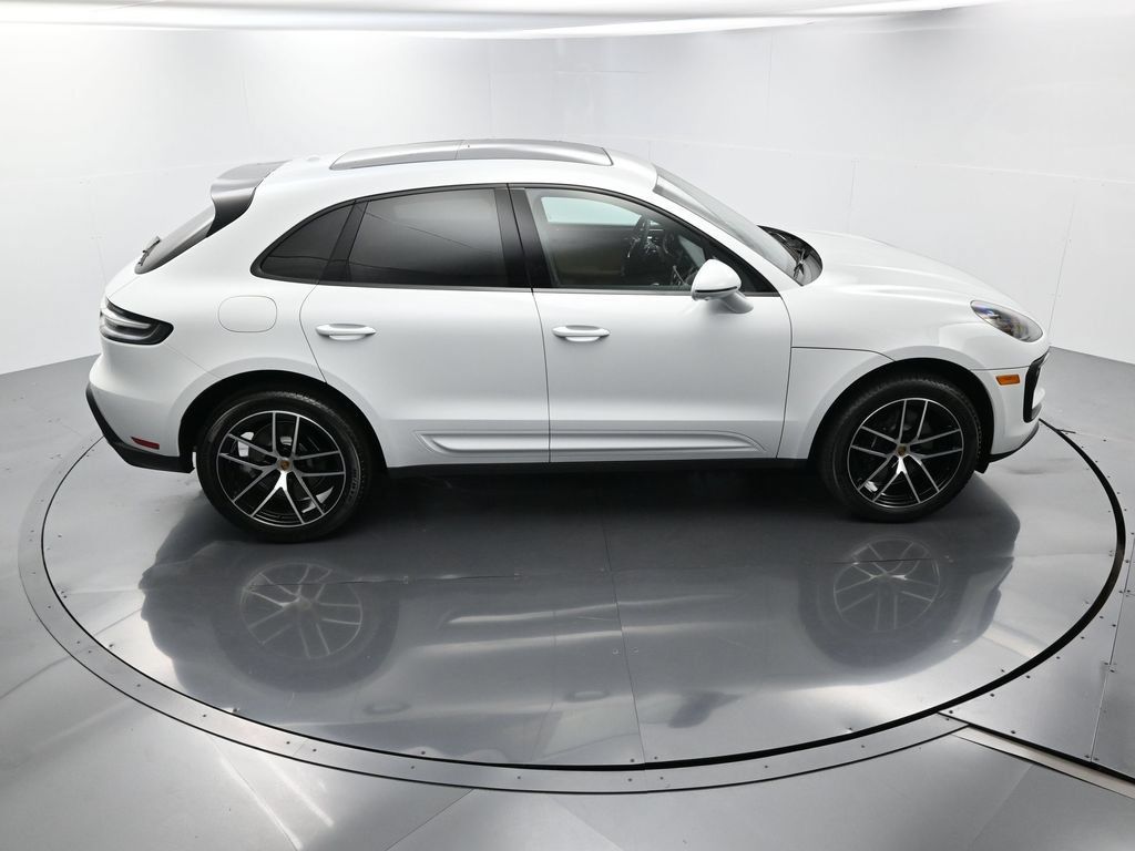 Certified 2025 Porsche Macan AWD/4WD image 36