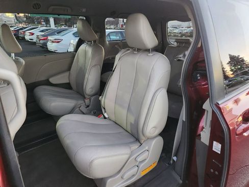 Used 2012 Toyota Sienna XLE image 10