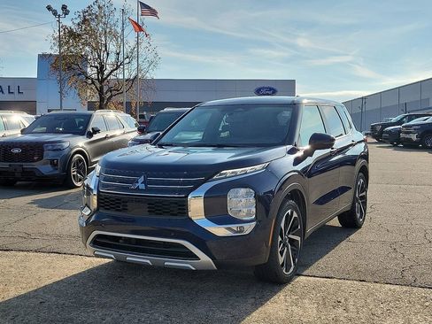 Used 2024 Mitsubishi Outlander SE image 2