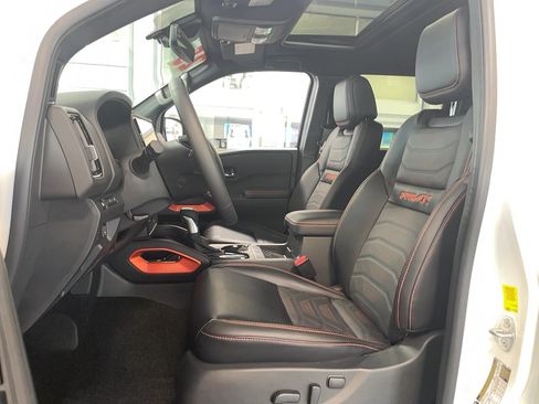 Certified 2025 Nissan Frontier PRO-4X w/ Pro Premium Package AWD/4WD image 9