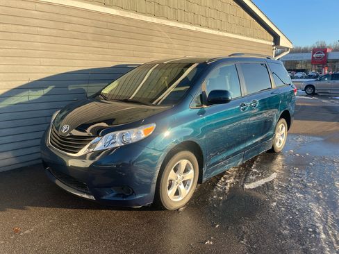 Used 2012 Toyota Sienna LE image 19