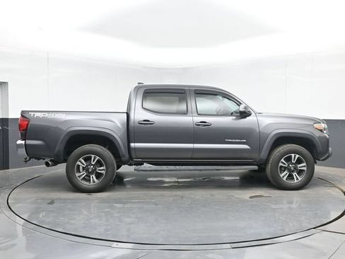 Used 2019 Toyota Tacoma TRD Off-Road AWD/4WD image 11