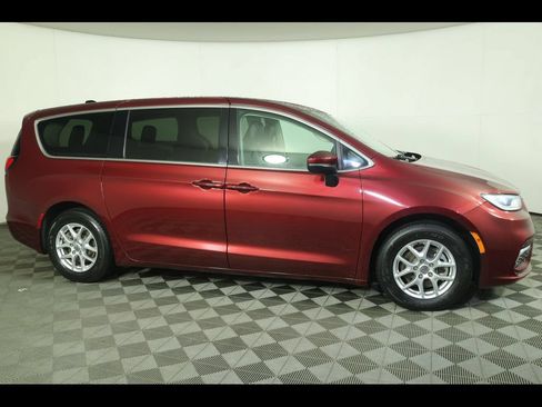 Used 2023 Chrysler Pacifica Touring-L FWD image 5