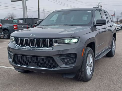 Used 2025 Jeep Grand Cherokee Laredo X AWD/4WD image 2